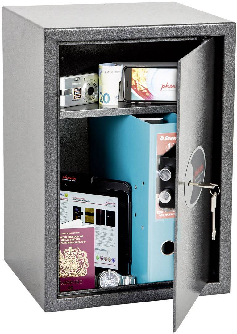 Ein geöffneter Safe zeigt Geldscheine, Kamera, Smartphone, Dokumente und einen Reisepass. Eine Schlüssel steckt im Schlüsselloch.