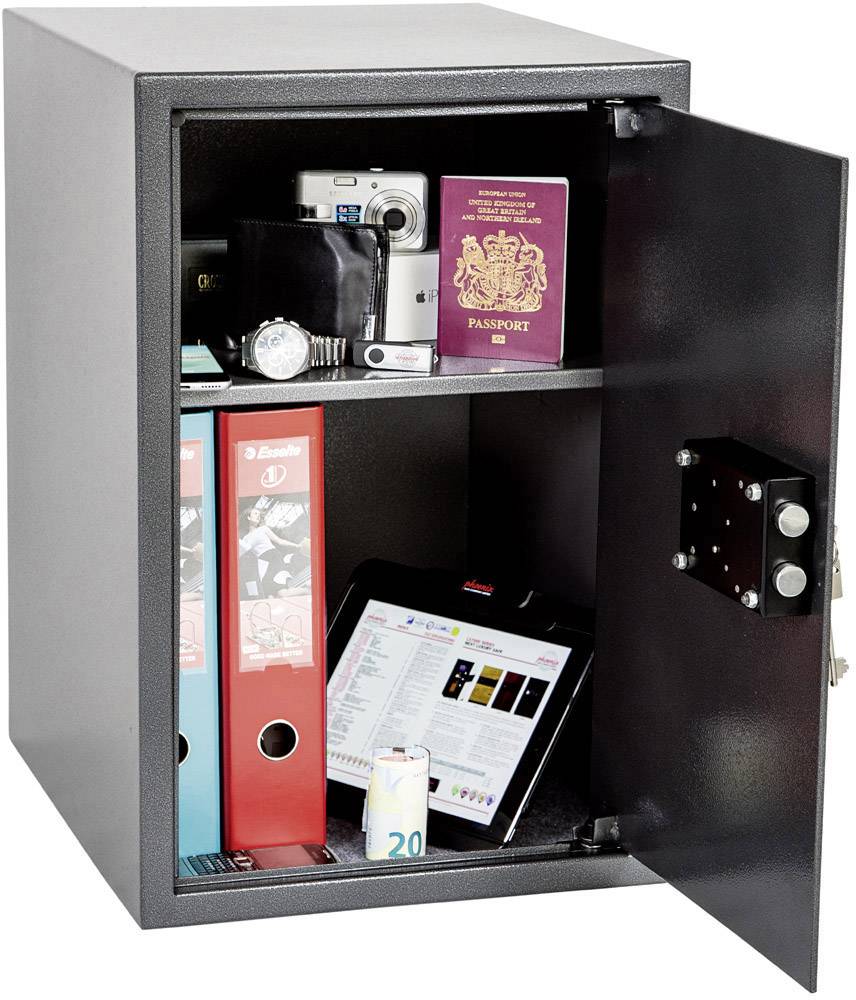Offener Tresor mit Dokumentenordnern, Kamera, Reisepass, Uhr und Tablet. Symbolisiert Sicherheit und Schutz persönlicher Gegenstände.