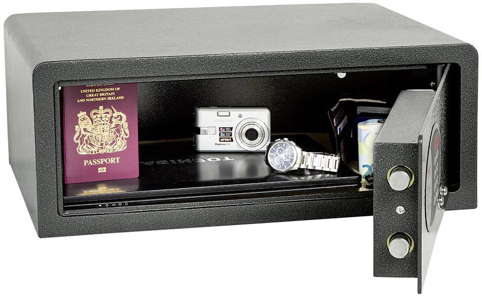 Ein geöffneter Safe mit einem Pass, einer Kamera, einer Uhr, einem Briefumschlag und Geldscheinen.