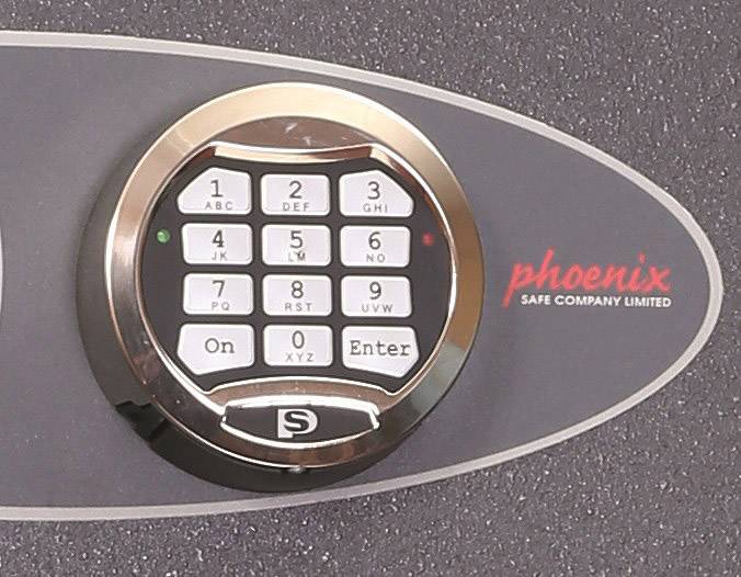 Elektronisches Zahlenschloss an einem Tresor der Marke 'Phoenix'. Tastenfeld mit Zahlen 0 bis 9 und Tasten für 'On' und 'Enter'.