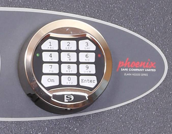 Ein elektronisches Zahlenschloss mit Tastenfeld, das zu einem Tresor gehört, hergestellt von 'Phoenix Safe Company Limited'.