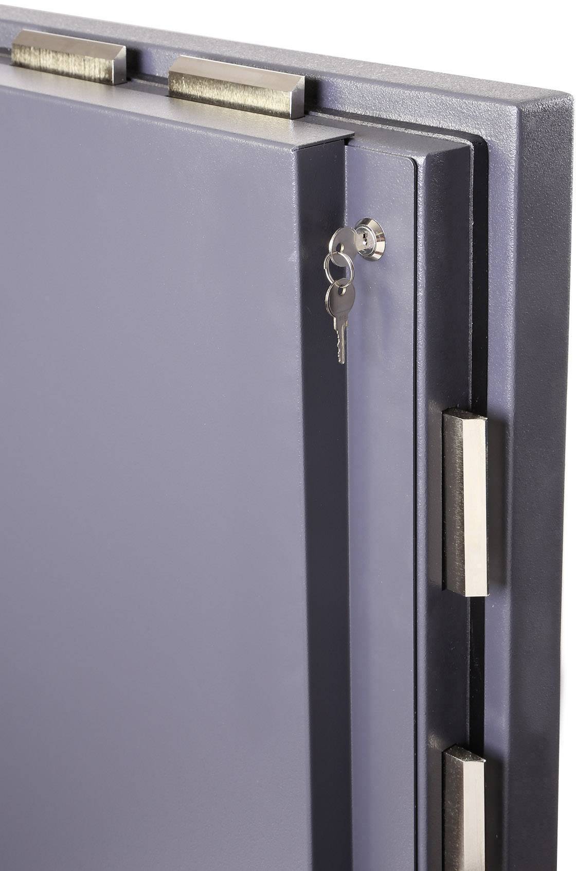 Metallsafe mit Schlüsselloch und Schlüssel, zeigt Sicherheit und Schutz.