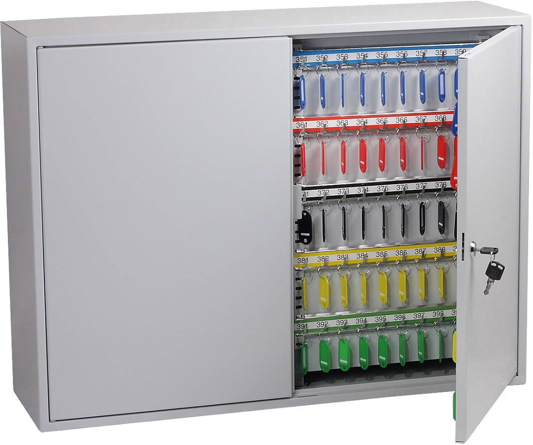 Ein geöffneter Schlüsselschrank mit mehreren Reihen von farbigen, nummerierten Schlüsselanhängern. Eine Tür ist teils geöffnet.