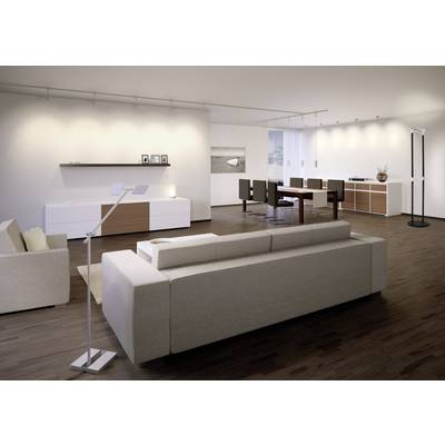 Großes, modernes Wohnzimmer mit beigen Sofas, dunklem Holzboden und einem Esstisch mit Stühlen im Hintergrund. Dezente Beleuchtung.