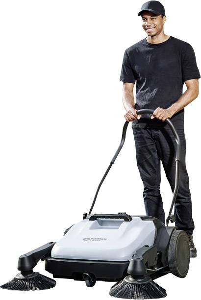 Eine Person in schwarzer Kleidung bedient eine manuelle Kehrmaschine mit zwei rotierenden Bürsten, die für die Bodenreinigung genutzt wird.