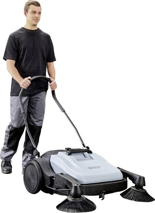 Eine Person bedient eine manuelle Kehrmaschine auf einer ebenen Fläche. Die Maschine hat zwei vordere Rundbürsten und einen Griff.