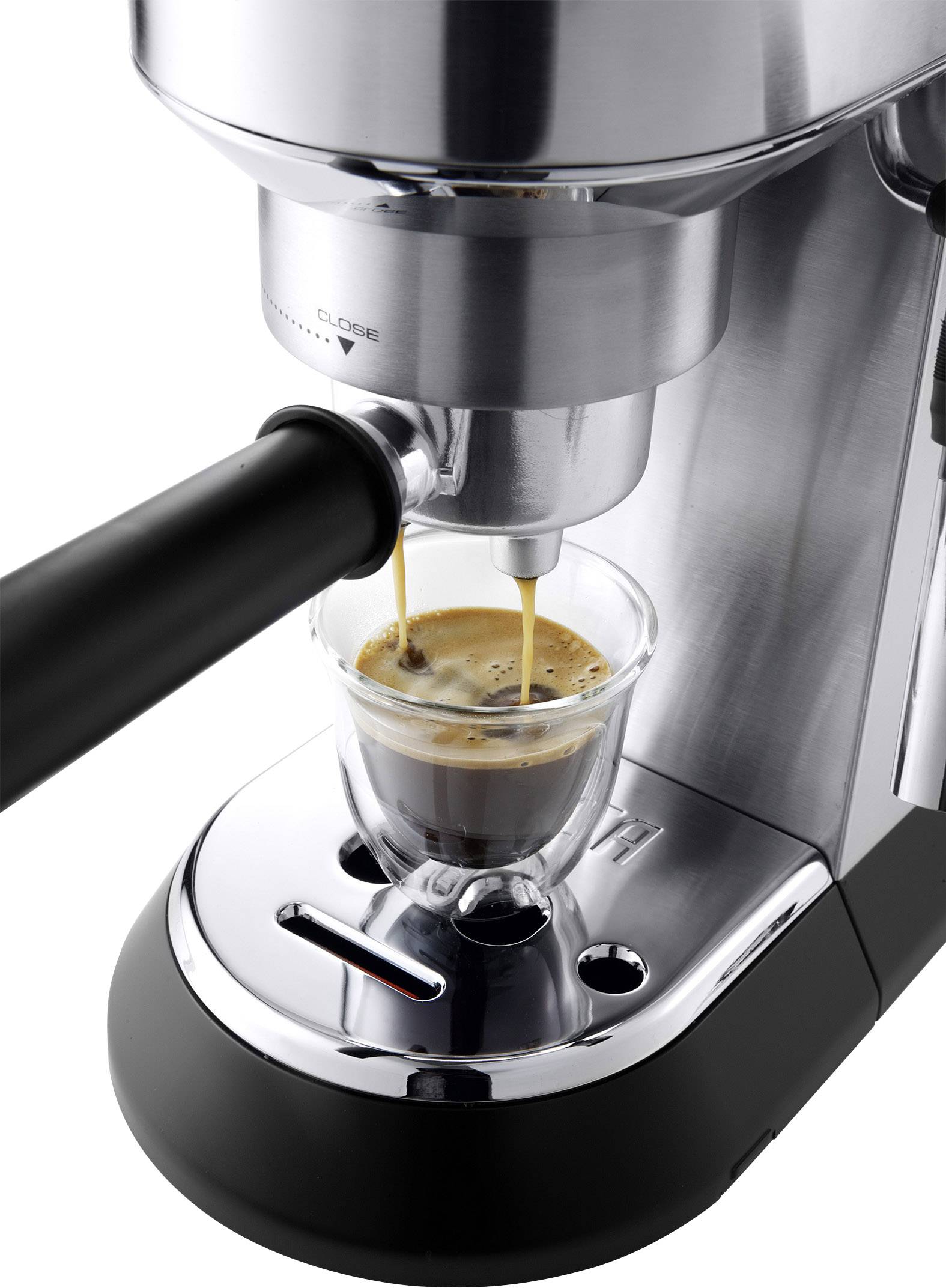 Kaffeemaschine, die Espresso in ein Glas einschenkt. Silbernes Design, schwarzer Griff. Frischer Espresso mit Crema sichtbar.