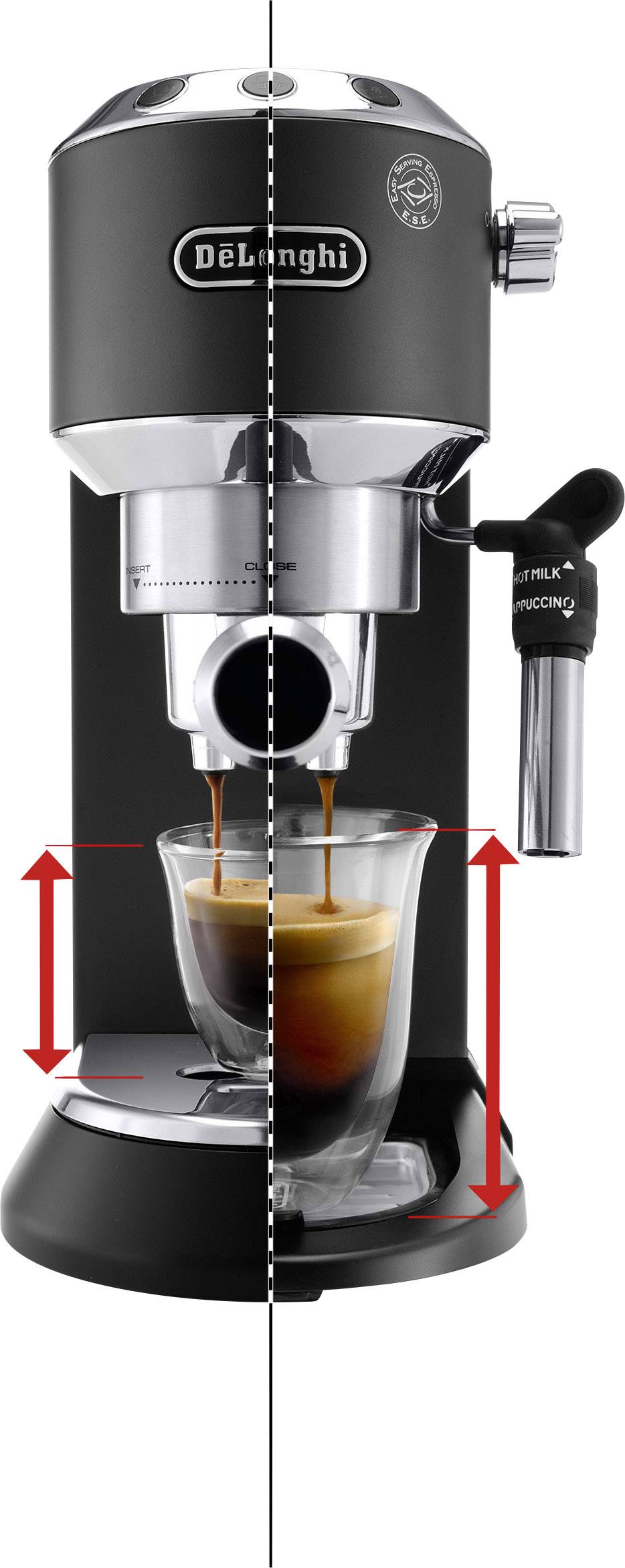 Espressomaschine von De'Longhi mit schwarzem Gehäuse; zeigt Espresso, der in ein Glas fließt. Rote Pfeile markieren Höhenverstellbarkeit.