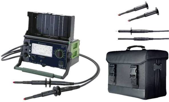 Ein analoges Prüfgerät mit Anzeigen, angeschlossenen Prüfspitzen und Transporttasche. Wird zur Spannungssmessung eingesetzt.