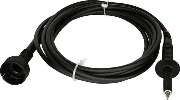 Ein schwarzes Kabel mit einem Stecker an jedem Ende, das zur elektrischen Verbindung oder Signalübertragung verwendet wird.