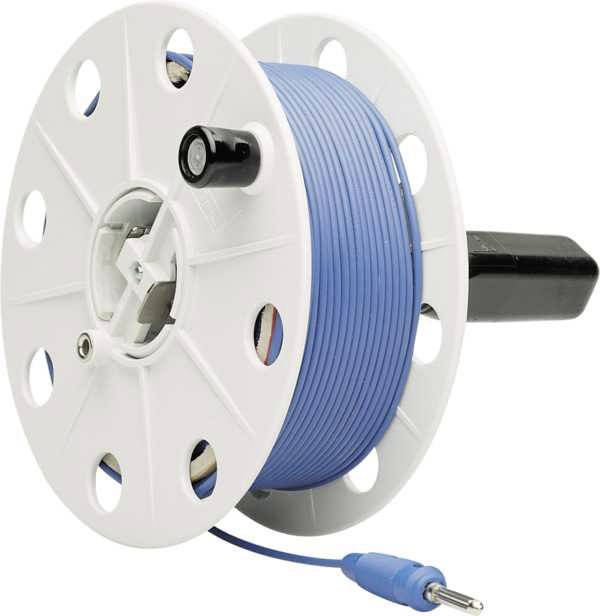 Eine weiße Kabeltrommel mit blauer Leitung. Die Trommel hat runde Aussparungen und einen schwarzen Griff.