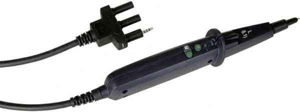 Ein schwarzer Spannungstester mit zwei grünen LEDs und integriertem Kabelstecker. Das Gerät dient zur Überprüfung elektrischer Spannungen.