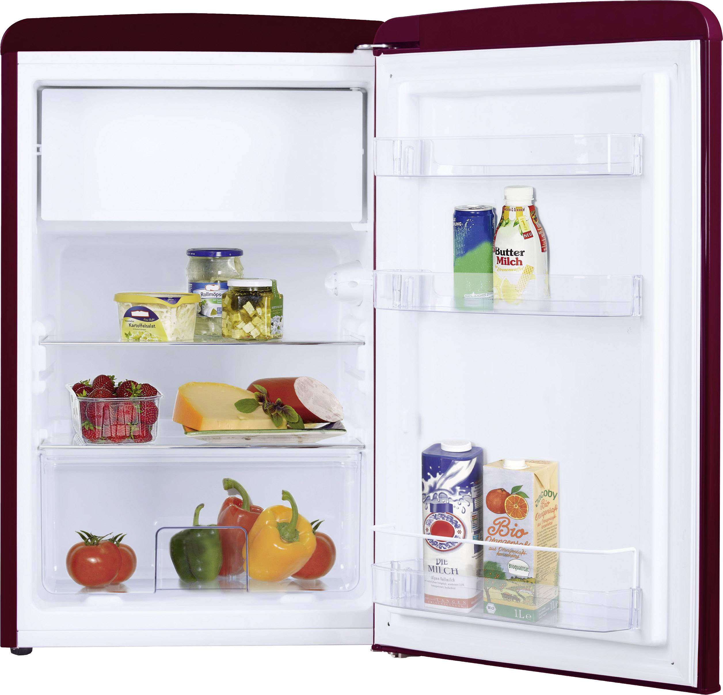 Ein offener Kühlschrank mit Gemüse, Käse, Saft, Milch, Butter und Joghurt. Produkte sind ordentlich auf den Regalen platziert.