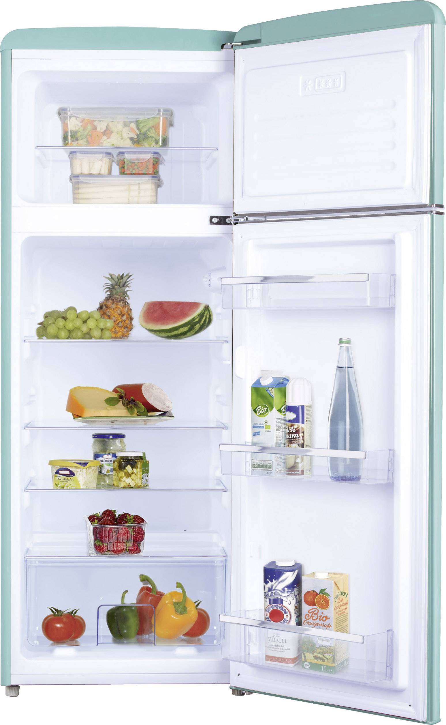 Ein geöffneter Kühlschrank mit verschiedenen Lebensmitteln und Getränken, darunter Obst, Gemüse, Milch, Saft und Wasserflasche.