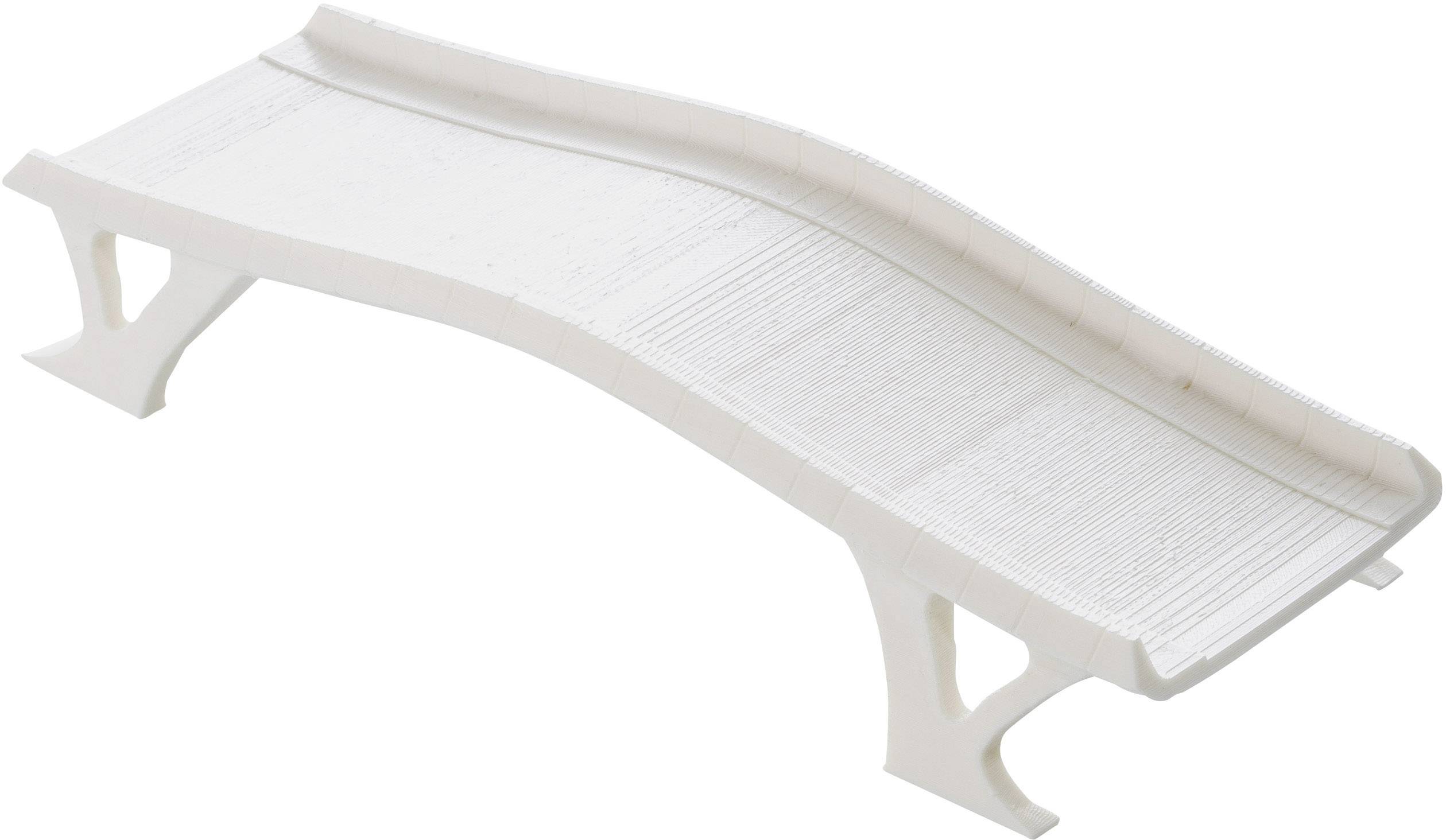 Ein kleines, weißes Modell einer gewölbten Brücke mit geripptem Weg und geschwungenen Seitenwänden. Modell ohne sichtbare Umgebung.