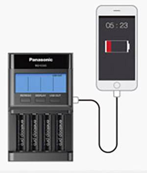 Ein Batterieladegerät lädt vier AA-Batterien und ist mit einem Smartphone verbunden, das einen niedrigen Akkustand anzeigt.