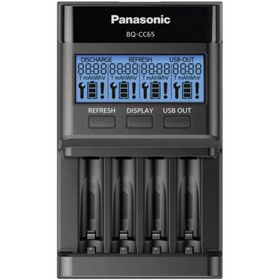 Panasonic BQ-CC65 Batterieladegerät mit vier Ladeschächten. Digitalanzeige zeigt Ladezustand und Spannung an. Funktionen: Entladen, Laden, USB-Ausgang.