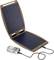Ein tragbares Solarladegerät lädt Batterien. Zwei Solarpaneele sind verbunden, ein Kabel führt zu einem Batterieladegerät. Ideal für unterwegs.