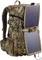 Camouflaged Rucksack mit integrierten Solarpanels. Sie wandeln Sonnenenergie um und laden elektronische Geräte auf.
