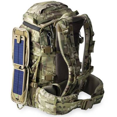 Ein Camouflage-Rucksack mit solarbetriebenem Ladegerät an der Seite, geeignet für Outdoor-Aktivitäten und Energiegewinnung unterwegs.