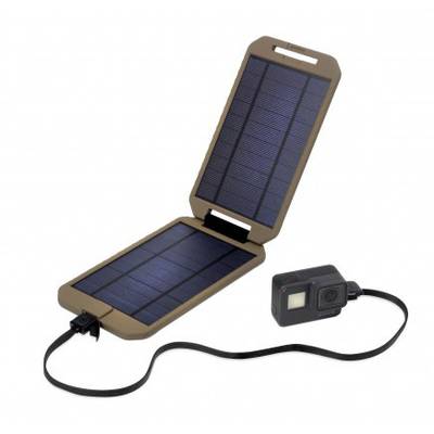 Ein tragbares Solarladegerät, das an eine Action-Kamera angeschlossen ist. Ideal für Outdoor-Aktivitäten, um unterwegs Strom zu erzeugen.