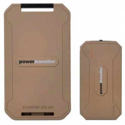 Zwei braune Solar- und Akkuladegeräte von Powertraveller; links ein größeres Solarpanel, rechts ein kleineres Akkupack mit LED-Anzeige.