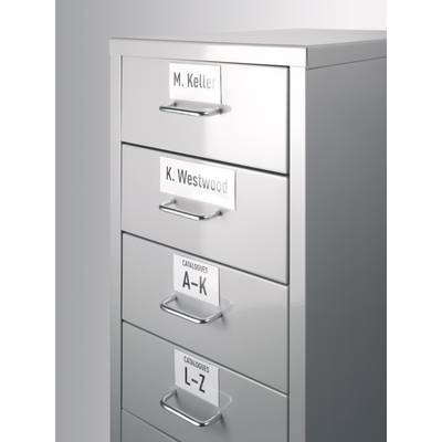 Ein silberner Aktenschrank mit vier Schubladen, beschriftet von oben nach unten: 'M. Keller', 'K. Westwood', 'Catalogues A-K', 'Catalogues L-Z'.