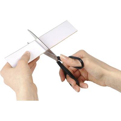 Eine Hand hält eine Schere und schneidet ein weißes Papier in zwei Stücke.
