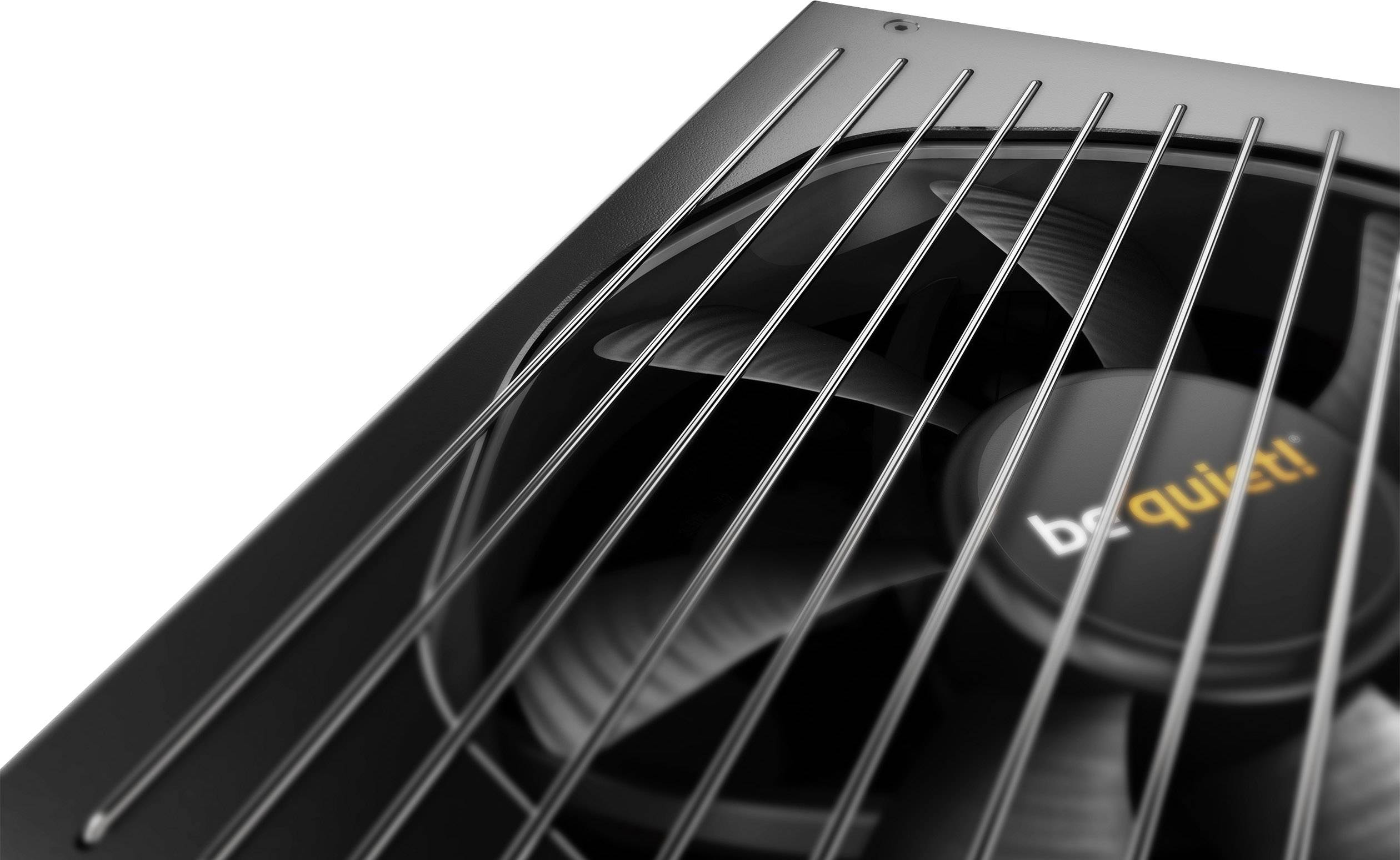 Ein schwarzer Computerlüfter mit dem Markenzeichen 'be quiet!' auf der Abdeckung. Der Lüfter hat vertikale Gitterstäbe zur Belüftung.