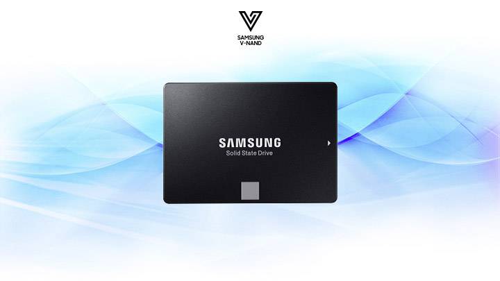 Eine schwarze Samsung Solid State Drive (SSD) vor einem blau-weißen Hintergrund mit dem Samsung V-NAND-Logo darüber.