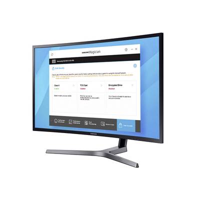 Ein gebogener Monitor zeigt die Software 'Samsung Magician' zur Verwaltung von SSDs, mit Optionen zur Datenverschlüsselung und Sicherheitsüberprüfung.