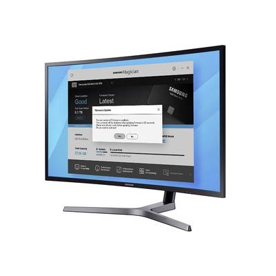 Ein Computerbildschirm zeigt ein Softwarefenster mit dem Titel 'Samsung Magician'. Ein Pop-up-Fenster informiert über ein Firmware-Update.