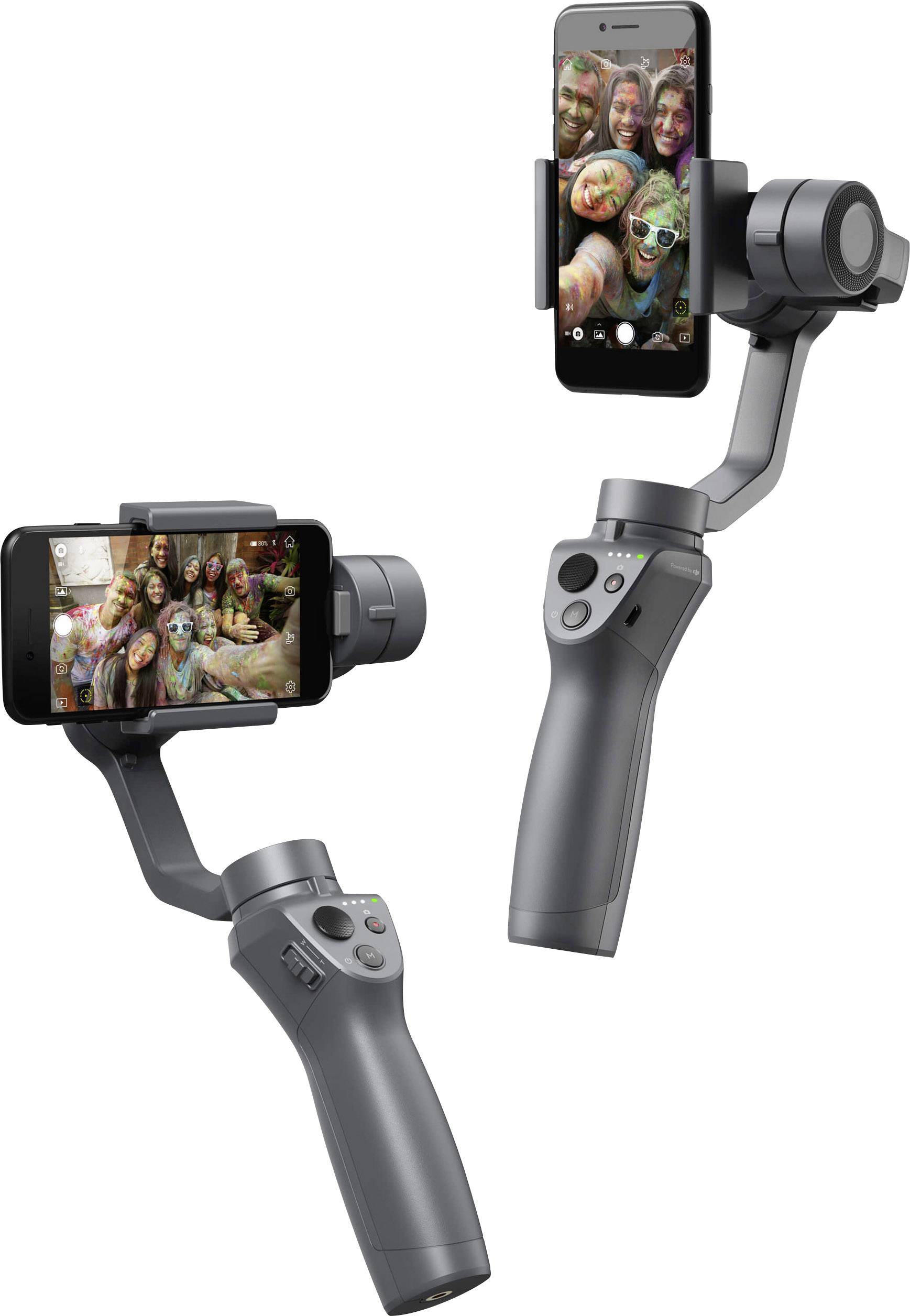Zwei Smartphone-Gimbals mit jeweils einem Handy; Bildschirme zeigen Gruppen von lachenden Menschen. Gimbals sind grau und leicht schwenkbar.