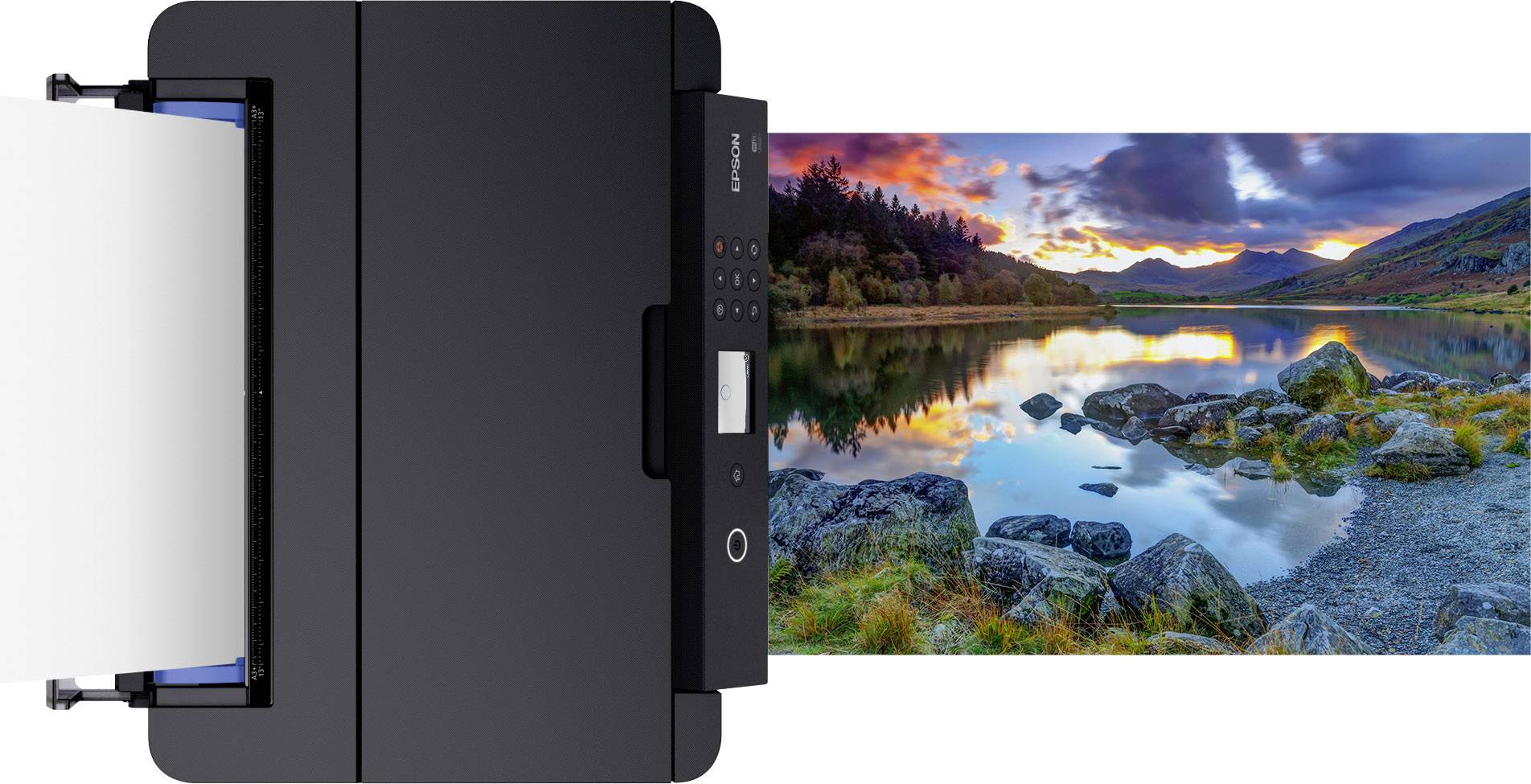 Ein Drucker druckt ein farbenfrohes Foto von einer Seenlandschaft bei Sonnenuntergang mit Bergen im Hintergrund.