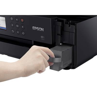 Eine Hand zieht eine Epson-Tintenpatrone aus einem Drucker.