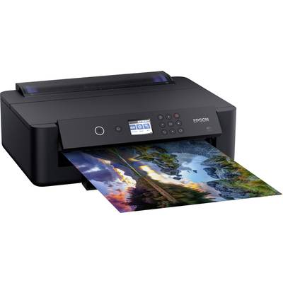 Schwarzer Drucker mit ausgedrucktem Foto, das eine Landschaft mit Bergen und einem Fluss zeigt. Drucker hat ein Display und Tastenfeld.