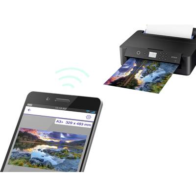 Smartphone sendet Foto kabellos an Drucker; Foto zeigt Landschaft mit Bergen und See. Drucker druckt identisches Bild.