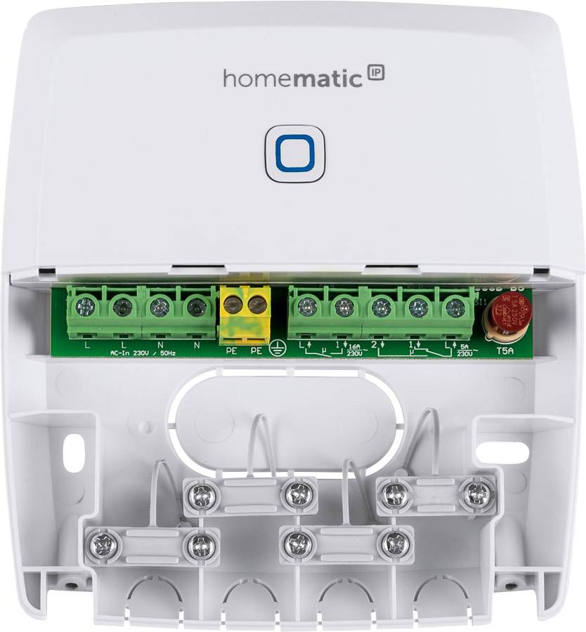 Eine Wandhalterung mit dem Logo 'homematic IP', zeigt eine Elektronikplatine mit mehreren Schraubklemmen zur Anschlusskonfiguration.