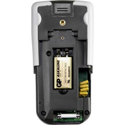 'Rückansicht eines Geräts mit geöffnetem Batteriefach, zeigt eine eingelegte 9-Volt-Alkaline-Batterie und Anschlüsse darunter.'