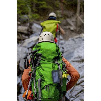 Zwei Personen klettern auf einem felsigen Pfad. Die vordere Person trägt einen grünen Rucksack und einen Helm. Bäume im Hintergrund.