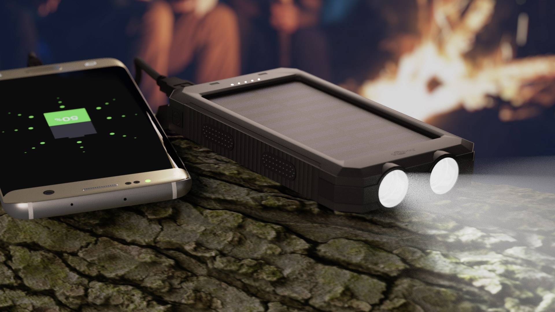Ein Solar-Ladegerät lädt ein Smartphone, während es eine Taschenlampe betreibt. Hintergrund zeigt ein Lagerfeuer in unscharfer Ansicht.