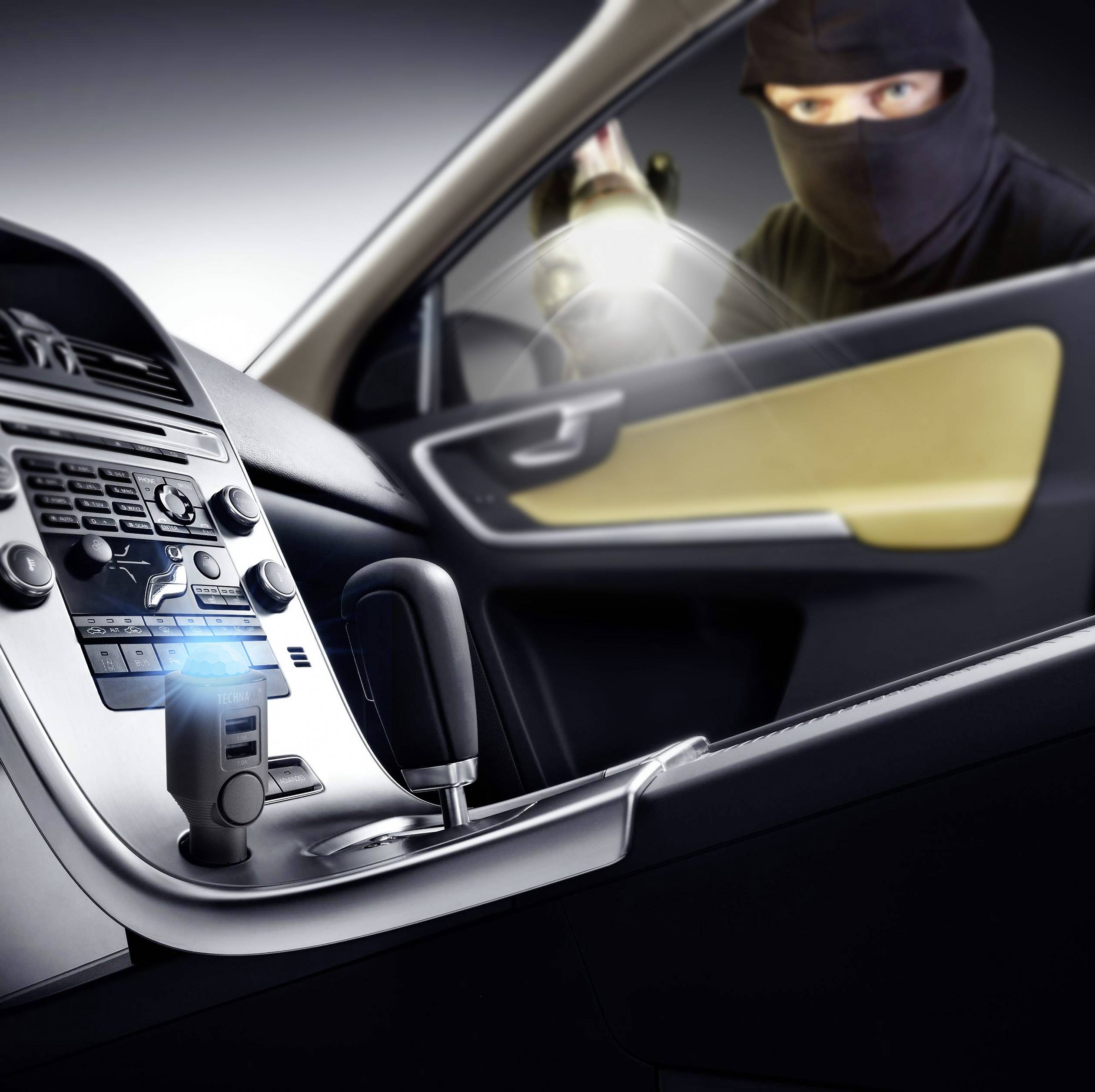 Ein maskierter Einbrecher versucht, ein Auto zu stehlen. Er ist durch das offene Autofenster sichtbar, während das Armaturenbrett des Autos im Vordergrund steht.