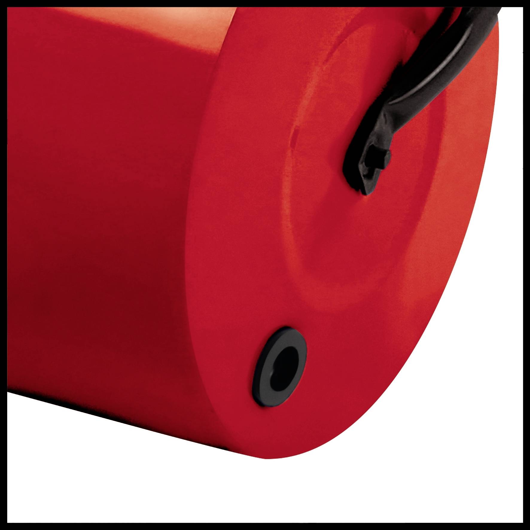 Rotes Fass mit schwarzem Ventil und Griff an der Seite, zeigt Detailaufnahme des unteren Bereichs.