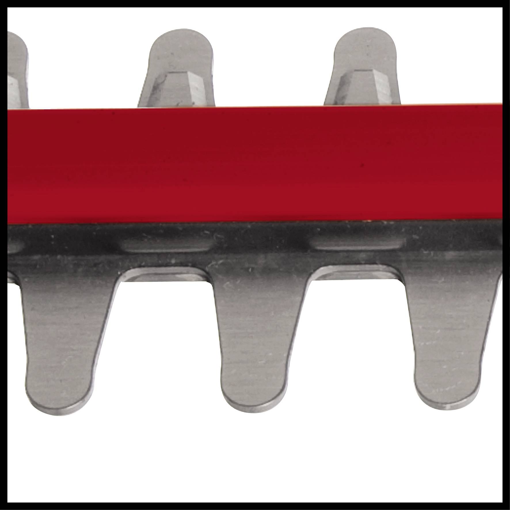 Nahaufnahme eines elektrischen Heckenschneiders mit rot-silberner Klinge und gezackten Zähnen.