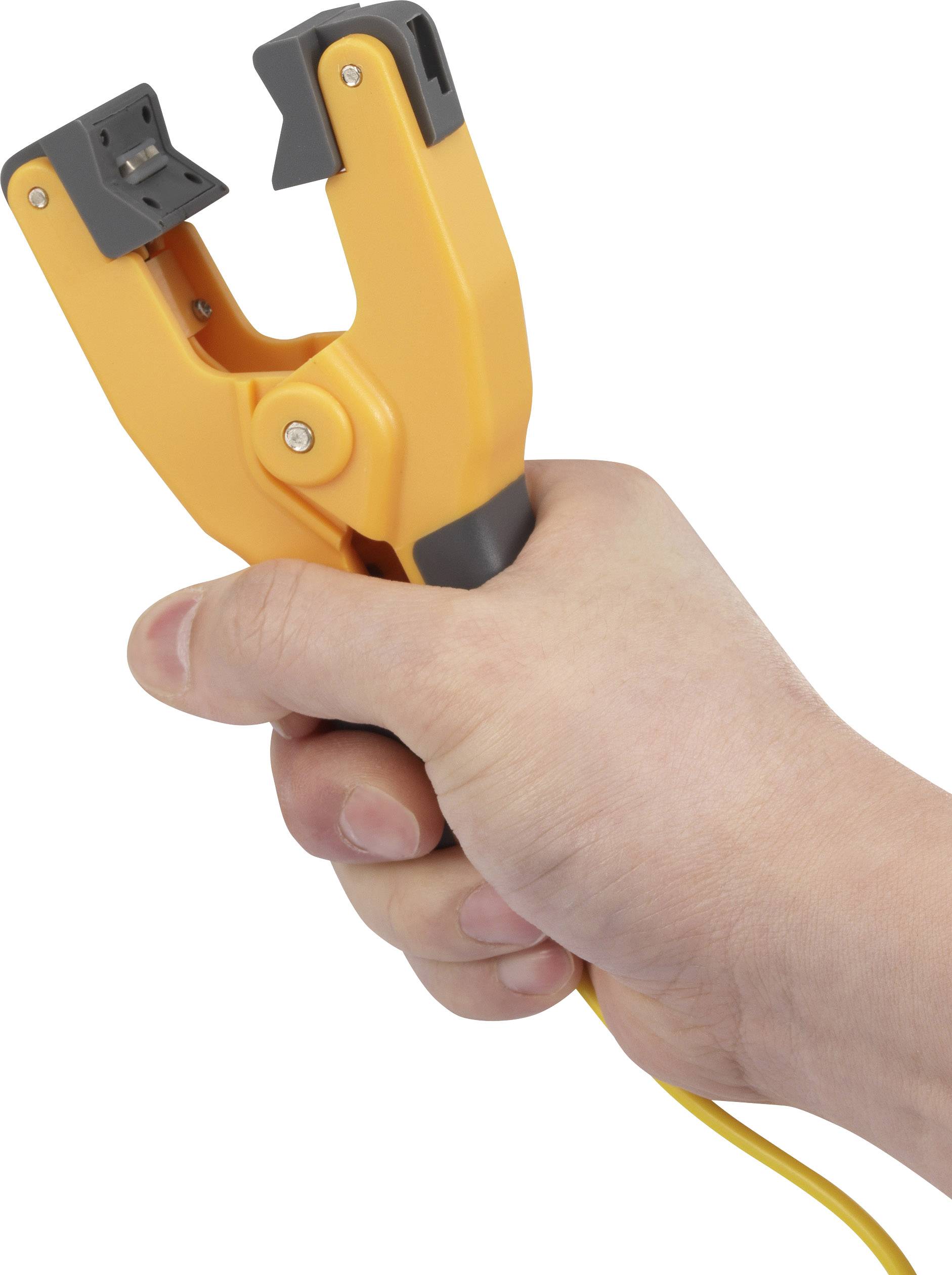 Hand hält eine gelbe Entmantelungszange, die ein Kabel umschließt.
