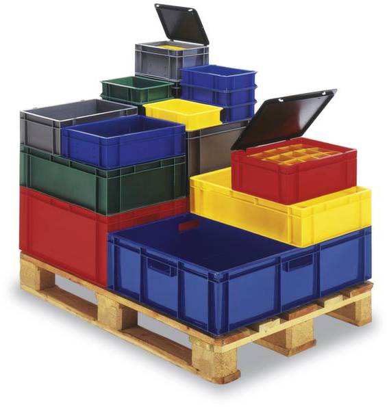 Mehrfarbige Kunststoffboxen verschiedener Größen auf einer Holzpalette gestapelt, einige mit geöffneten Deckeln, andere geschlossen.