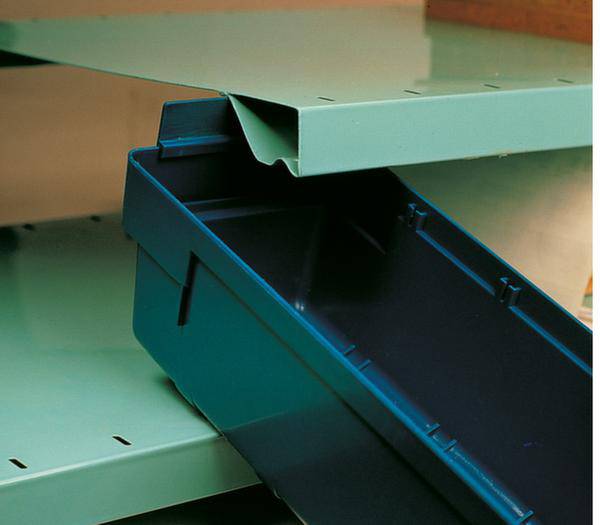 Blick auf ein Büroregal mit integriertem Auszugssystem, offenem Fach und einer herausgezogenen blauen Schublade.