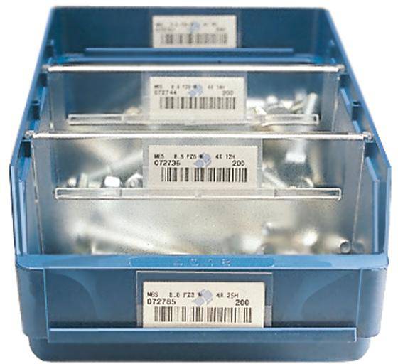 Ein blauer Sortierkasten mit drei Fächern, gefüllt mit silbernen Metallteilen. Jedes Fach ist mit einem Etikett beschriftet.