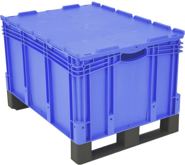 Eine große, blaue Kunststoffkiste mit abnehmbarem Deckel auf einer schwarzen Palette. Sie ist für Lagerung oder Transport geeignet.