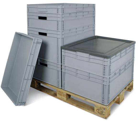 Graue Kunststoffboxen auf einer Holzpalette gestapelt; eine Box geöffnet, Deckel lehnt an der Seite.
